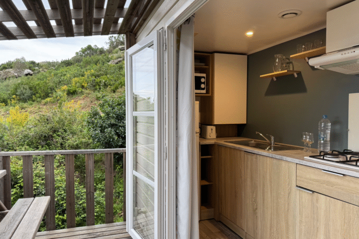 camping vista mare cap corse bungalow famille cuisine terrasse 1 e1763331757849