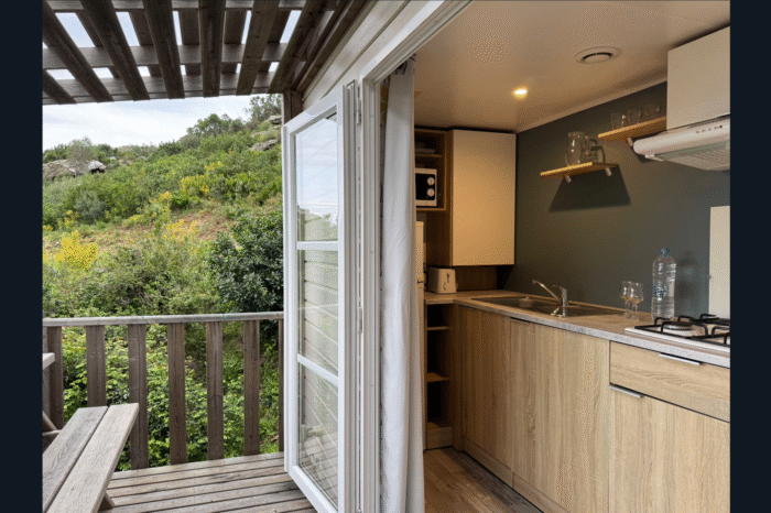 camping vista mare cap corse bungalow famille cuisine terrasse