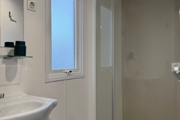 camping vista mare cap corse bungalow famille salle de bain e1763735330586