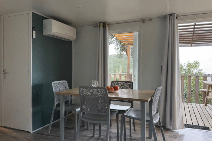 camping vista mare cap corse bungalow famille table repas e1763331964116